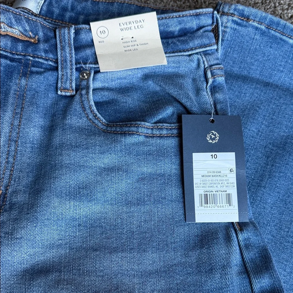 Universal Thread Wide-Leg High-Rise Jeans in Light Blue - Picture 4 of 4